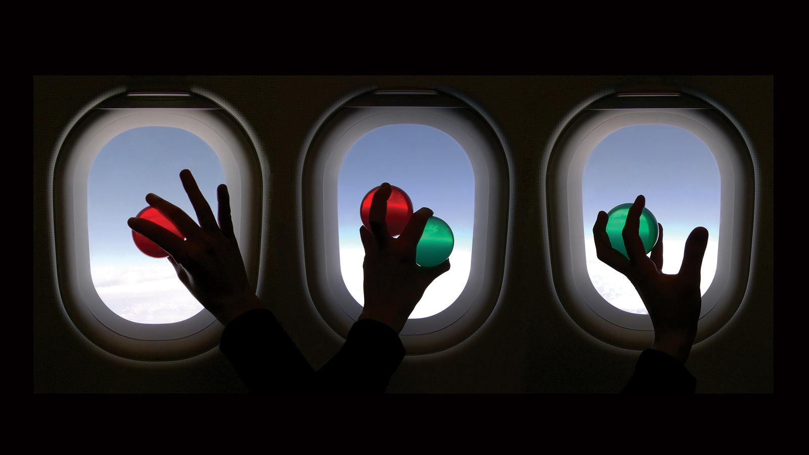 Sfera rossa e verde fotografate di fronte al finestrino di un aereo durante un Viaggio Sevilla - Roma da Elena Lazzara (Sferica)